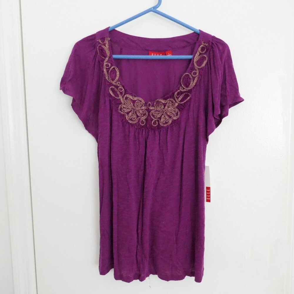 NWT Elle purple scoop neck short sleeve top with rosette embellishments size L